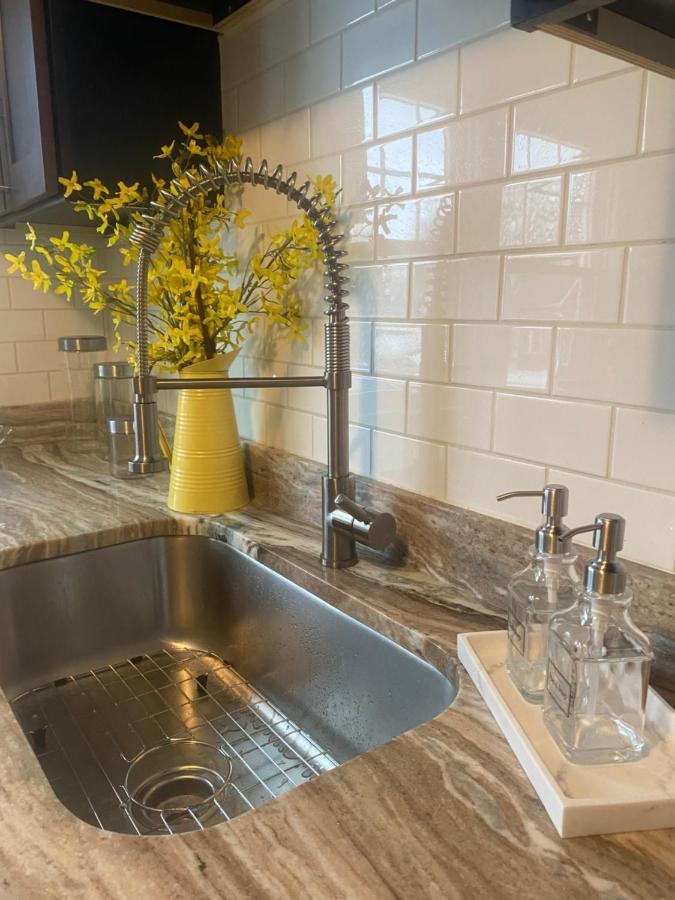 Cozy, Upstairs Apartment Pets Welcome With Fee Family Friendly Close To Everything Κλίβελαντ Εξωτερικό φωτογραφία